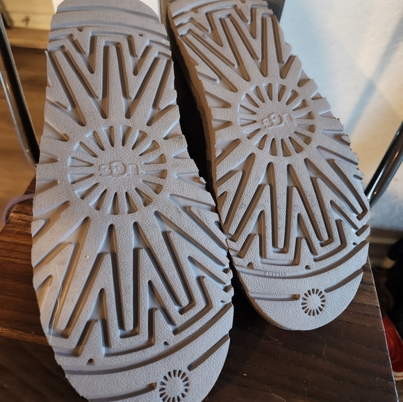 Ugg Neumel Grey Boot - Picture 2 of 4